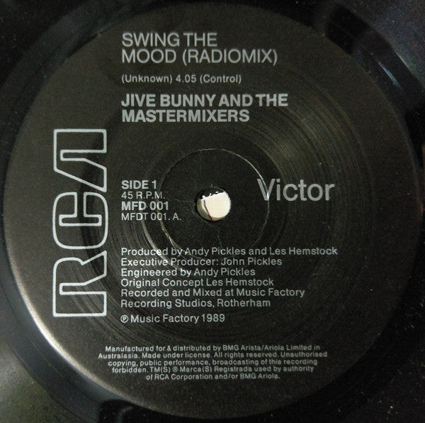 Jive Bunny And The Mastermixers : Swing The Mood (7", Single, Pap)