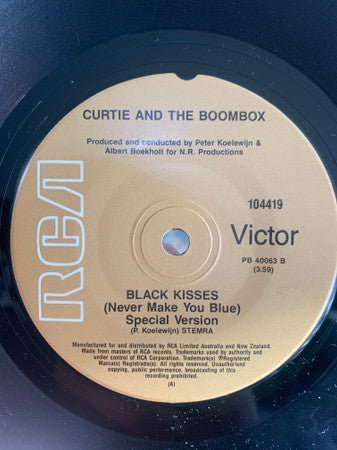 Curtie And The Boombox : Black Kisses (Never Make You Blue) (7", Single)