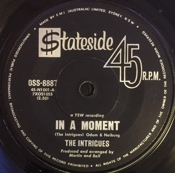 The Intrigues : In A Moment (7", Single)