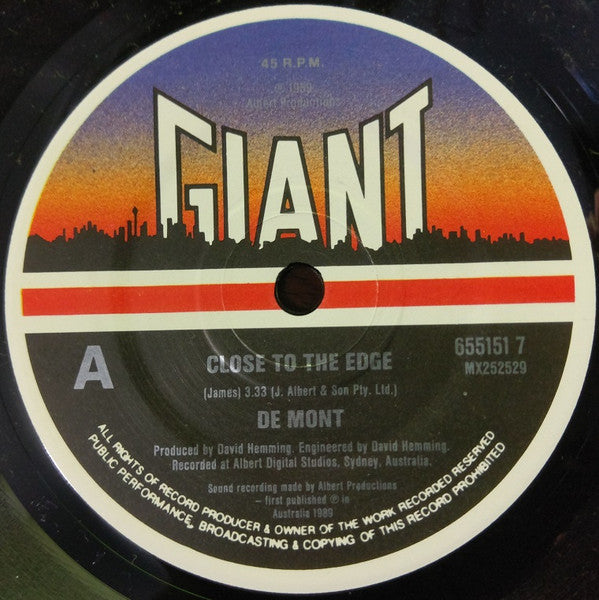 De Mont : Close To The Edge (7", Single)