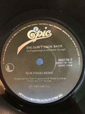 Dan Fogelberg : She Don't Look Back (7", Single)